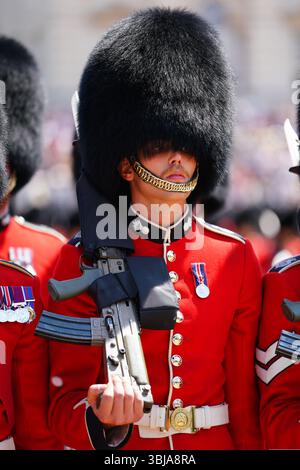LONDRA, INGHILTERRA - 14 GIUGNO: Il personale militare prende parte alla parata Trooping the Colour alla Horse Guards Parade il 14 giugno 2025 a Londra, Inghilterra. La cerimonia annuale segna il compleanno ufficiale del sovrano britannico e presenta oltre 1.400 soldati, 200 cavalli e 400 musicisti in una mostra di precisione militare. (Foto di Lewis Langstaff-Wood/Alamy Live News) Foto Stock