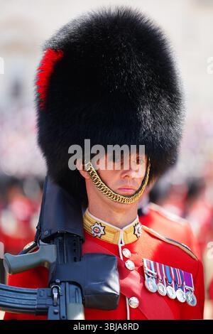 LONDRA, INGHILTERRA - 14 GIUGNO: Il personale militare prende parte alla parata Trooping the Colour alla Horse Guards Parade il 14 giugno 2025 a Londra, Inghilterra. La cerimonia annuale segna il compleanno ufficiale del sovrano britannico e presenta oltre 1.400 soldati, 200 cavalli e 400 musicisti in una mostra di precisione militare. (Foto di Lewis Langstaff-Wood/Alamy Live News) Foto Stock