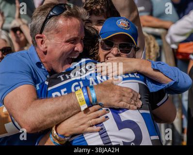 Londra, Regno Unito. 14 giugno 2025. Allianz Stadium, Londra, 14 giugno 2025: Tom De Glanville (15 Bath) festeggia dopo la partita tra Bath e Leicester Tigers nella finale di Premiership Gallagher all'Allianz Stadium, Londra, Inghilterra, sabato 14 giugno 2025. (Claire Jeffrey/SPP) credito: SPP Sport Press Photo. /Alamy Live News Foto Stock