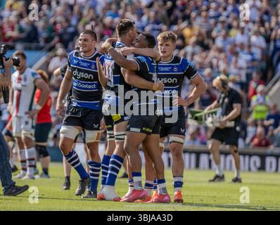 Londra, Regno Unito. 14 giugno 2025. Allianz Stadium, Londra, 14 giugno 2025: I giocatori di Bath festeggiano al fischio finale della partita tra Bath e Leicester Tigers nella finale di Premiership Gallagher all'Allianz Stadium, Londra, Inghilterra, sabato 14 giugno 2025. (Claire Jeffrey/SPP) credito: SPP Sport Press Photo. /Alamy Live News Foto Stock