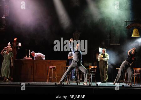 Centro: Liam Mower (Albert) a destra: Daisy May Kemp (netta Longdon) in THE MIDNIGHT BELL at Sadler’s Wells, Rosebery Avenue, London EC1 12/06/2025 a N Foto Stock