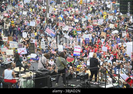 Philadelphia, Stati Uniti. 14 giugno 2025. Migliaia di persone si riuniscono per protestare contro le politiche anti-immigranti del presidente Trump durante il raduno dei No Kings a Philadelphia, Pennsylvania, USA, il 14 giugno 2025. La manifestazione coincide con oltre 2.000 proteste simili a livello nazionale e contrasta la controversa parata militare di Trump a Washington, DC, tenutasi in occasione del suo 79° compleanno e del 250° anniversario dell'esercito degli Stati Uniti. (Bastiaan Slabbers/Sipa USA) (foto di Bastiaan Slabbers/Sipa USA) crediti: SIPA USA/Alamy Live News Foto Stock