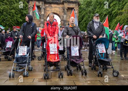 Glasgow, Scozia, Regno Unito. 14 giugno 2025. Migliaia di manifestanti, alcuni vestiti di rosso per l'occasione, hanno partecipato alla manifestazione nazionale del Comitato di emergenza per il genocidio di Glasgow, chiamati a ricordare le vittime del conflitto in corso a Gaza. L'evento è stato sostenuto da varie organizzazioni tra cui Stop the War Coalition Scotland e altri gruppi di base e fede. (Credit Image: © Cameron Scott/ZUMA Press Wire) SOLO PER USO EDITORIALE! Non per USO commerciale! Foto Stock