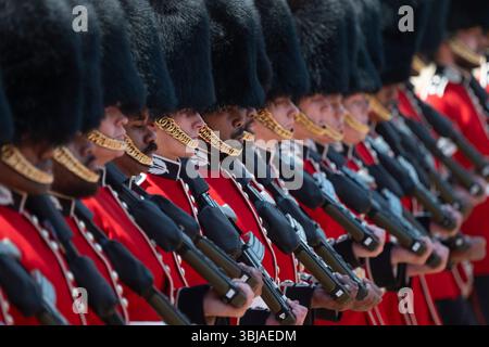 Horse Guards Parade, Londra, Regno Unito. 14 giugno 2025. Trooping the Colour, la parata ufficiale del compleanno di re Carlo III, si svolge quest'anno sulla Horse Guards Parade con il più antico reggimento d'esercito britannico, Coldstream Guards, Trooping the Color (flag) del 2nd Battalion Coldstream Guards. Oltre 1000 ufficiali e uomini sono in sfilata insieme a 200 cavalli e più di 200 musicisti militari. Crediti: Malcolm Park/Alamy Live News Foto Stock