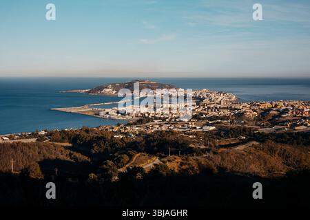 Vista panoramica aerea della città di Ceuta e della costa al tramonto Foto Stock