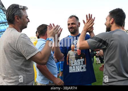 14 giugno 2025, Mlada Boleslav, Repubblica Ceca: Segnando la fine di un'illustre carriera, il calciatore Marek Matejovsky saluta lo sport a Mlada Boleslav il 14 giugno 2025. Con un impressionante record di 433 partite nella massima divisione ceca, ha segnato un totale di 25 gol. La carriera di Matejovsky ha fatto tappa al Mlada Boleslav, Sparta Praga, e un periodo notevole con il Reading del club inglese. L'emozionante evento di addio, giustamente intitolato "Last Dance", lo vide riunirsi con gli ex compagni di squadra di Mlada Boleslav e Sparta Praga per un incontro finale. (Immagine di credito: © Slavek Ruta/ZUMA Press Wire) EDITO Foto Stock