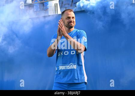 14 giugno 2025, Mlada Boleslav, Repubblica Ceca: Segnando la fine di un'illustre carriera, il calciatore Marek Matejovsky saluta lo sport a Mlada Boleslav il 14 giugno 2025. Con un impressionante record di 433 partite nella massima divisione ceca, ha segnato un totale di 25 gol. La carriera di Matejovsky ha fatto tappa al Mlada Boleslav, Sparta Praga, e un periodo notevole con il Reading del club inglese. L'emozionante evento di addio, giustamente intitolato "Last Dance", lo vide riunirsi con gli ex compagni di squadra di Mlada Boleslav e Sparta Praga per un incontro finale. (Immagine di credito: © Slavek Ruta/ZUMA Press Wire) EDITO Foto Stock