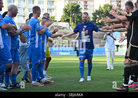 14 giugno 2025, Mlada Boleslav, Repubblica Ceca: Segnando la fine di un'illustre carriera, il calciatore Marek Matejovsky saluta lo sport a Mlada Boleslav il 14 giugno 2025. Con un impressionante record di 433 partite nella massima divisione ceca, ha segnato un totale di 25 gol. La carriera di Matejovsky ha fatto tappa al Mlada Boleslav, Sparta Praga, e un periodo notevole con il Reading del club inglese. L'emozionante evento di addio, giustamente intitolato "Last Dance", lo vide riunirsi con gli ex compagni di squadra di Mlada Boleslav e Sparta Praga per un incontro finale. (Immagine di credito: © Slavek Ruta/ZUMA Press Wire) EDITO Foto Stock