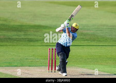 Birmingham, Regno Unito. 14 giugno 2025. #48, Tom Latham del Warwickshire in azione durante il Vitality T20 Blast match tra Bears e Nottinghamshire Outlaws all'Edgbaston Cricket Ground, Birmingham, Inghilterra, il 14 giugno 2025. Credito fotografico: Stuart Leggett/UKSP solo per uso editoriale, licenza richiesta per uso commerciale. Non utilizzare in scommesse, giochi o pubblicazioni di singoli club/campionato/giocatori. Crediti: UK Sports Pics Ltd/Alamy Live News Foto Stock