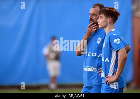 14 giugno 2025, Mlada Boleslav, Repubblica Ceca: Segnando la fine di un'illustre carriera, il calciatore Marek Matejovsky con suo figlio (a destra) salutano lo sport a Mlada Boleslav il 14 giugno 2025. Con un impressionante record di 433 partite nella massima divisione ceca, ha segnato un totale di 25 gol. La carriera di Matejovsky ha fatto tappa al Mlada Boleslav, Sparta Praga, e un periodo notevole con il Reading del club inglese. L'emozionante evento di addio, giustamente intitolato "Last Dance", lo vide riunirsi con gli ex compagni di squadra di Mlada Boleslav e Sparta Praga per un incontro finale. (Immagine di credito: © Slavek Ruta/Z Foto Stock