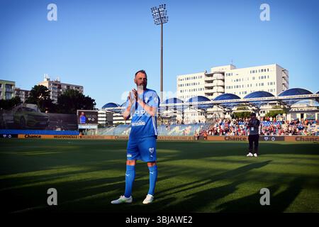 14 giugno 2025, Mlada Boleslav, Repubblica Ceca: Segnando la fine di un'illustre carriera, il calciatore Marek Matejovsky saluta lo sport a Mlada Boleslav il 14 giugno 2025. Con un impressionante record di 433 partite nella massima divisione ceca, ha segnato un totale di 25 gol. La carriera di Matejovsky ha fatto tappa al Mlada Boleslav, Sparta Praga, e un periodo notevole con il Reading del club inglese. L'emozionante evento di addio, giustamente intitolato "Last Dance", lo vide riunirsi con gli ex compagni di squadra di Mlada Boleslav e Sparta Praga per un incontro finale. (Immagine di credito: © Slavek Ruta/ZUMA Press Wire) EDITO Foto Stock