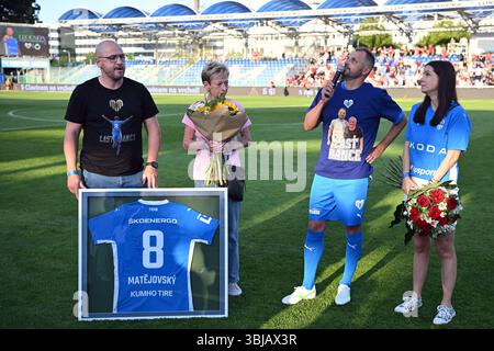 14 giugno 2025, Mlada Boleslav, Repubblica Ceca: Segnando la fine di un'illustre carriera, il calciatore Marek Matejovsky saluta lo sport a Mlada Boleslav il 14 giugno 2025. Con un impressionante record di 433 partite nella massima divisione ceca, ha segnato un totale di 25 gol. La carriera di Matejovsky ha fatto tappa al Mlada Boleslav, Sparta Praga, e un periodo notevole con il Reading del club inglese. L'emozionante evento di addio, giustamente intitolato "Last Dance", lo vide riunirsi con gli ex compagni di squadra di Mlada Boleslav e Sparta Praga per un incontro finale. Nella foto con la sua famiglia, da sinistra suo fratello Foto Stock