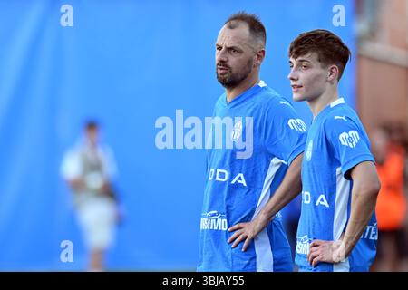 14 giugno 2025, Mlada Boleslav, Repubblica Ceca: Segnando la fine di un'illustre carriera, il calciatore Marek Matejovsky con suo figlio (a destra) salutano lo sport a Mlada Boleslav il 14 giugno 2025. Con un impressionante record di 433 partite nella massima divisione ceca, ha segnato un totale di 25 gol. La carriera di Matejovsky ha fatto tappa al Mlada Boleslav, Sparta Praga, e un periodo notevole con il Reading del club inglese. L'emozionante evento di addio, giustamente intitolato "Last Dance", lo vide riunirsi con gli ex compagni di squadra di Mlada Boleslav e Sparta Praga per un incontro finale. (Immagine di credito: © Slavek Ruta/Z Foto Stock