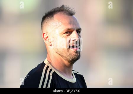 14 giugno 2025, Mlada Boleslav, Repubblica Ceca: Segnando la fine di un'illustre carriera, il calciatore Marek Matejovsky saluta lo sport a Mlada Boleslav il 14 giugno 2025. Con un impressionante record di 433 partite nella massima divisione ceca, ha segnato un totale di 25 gol. La carriera di Matejovsky ha fatto tappa al Mlada Boleslav, Sparta Praga, e un periodo notevole con il Reading del club inglese. L'emozionante evento di addio, giustamente intitolato "Last Dance", lo vide riunirsi con gli ex compagni di squadra di Mlada Boleslav e Sparta Praga per un incontro finale. (Immagine di credito: © Slavek Ruta/ZUMA Press Wire) EDITO Foto Stock