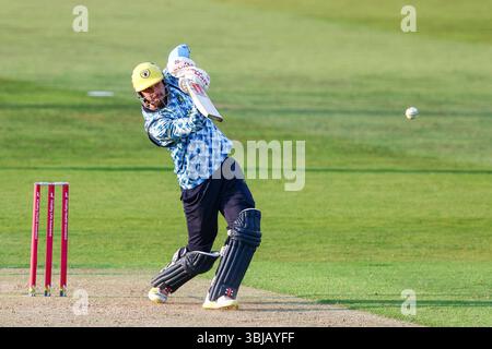 Birmingham, Regno Unito. 14 giugno 2025. #30, ed Barnard del Warwickshire lo colpisce fino al confine per 4 durante il Vitality T20 Blast match tra Bears e Nottinghamshire Outlaws all'Edgbaston Cricket Ground, Birmingham, Inghilterra, il 14 giugno 2025. Credito fotografico: Stuart Leggett/UKSP solo per uso editoriale, licenza richiesta per uso commerciale. Non utilizzare in scommesse, giochi o pubblicazioni di singoli club/campionato/giocatori. Crediti: UK Sports Pics Ltd/Alamy Live News Foto Stock
