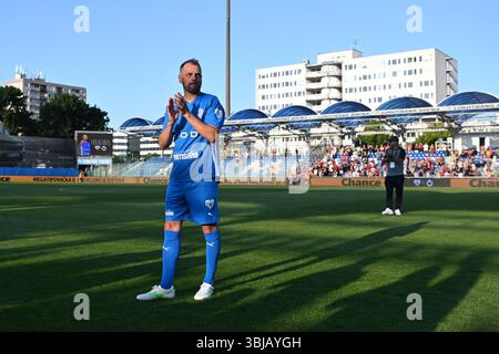 14 giugno 2025, Mlada Boleslav, Repubblica Ceca: Segnando la fine di un'illustre carriera, il calciatore Marek Matejovsky saluta lo sport a Mlada Boleslav il 14 giugno 2025. Con un impressionante record di 433 partite nella massima divisione ceca, ha segnato un totale di 25 gol. La carriera di Matejovsky ha fatto tappa al Mlada Boleslav, Sparta Praga, e un periodo notevole con il Reading del club inglese. L'emozionante evento di addio, giustamente intitolato "Last Dance", lo vide riunirsi con gli ex compagni di squadra di Mlada Boleslav e Sparta Praga per un incontro finale. (Immagine di credito: © Slavek Ruta/ZUMA Press Wire) EDITO Foto Stock