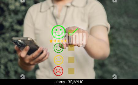 Sondaggio sulla soddisfazione del cliente concetto valutazione della soddisfazione del cliente online. Interfaccia di valutazione attivata con selezione mobile Smiley per prestazioni elevate Foto Stock