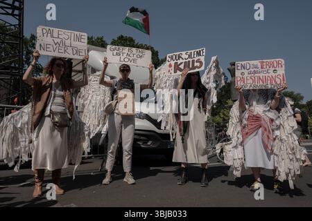 Berlino, Berlino, Germania. 14 giugno 2025. I manifestanti pro Palestina sono scesi per le strade di Berlino per protestare contro l'attacco israeliano all'Iran. (Credit Image: © Gaby Schuetze/ZUMA Press Wire) SOLO PER USO EDITORIALE! Non per USO commerciale! Foto Stock