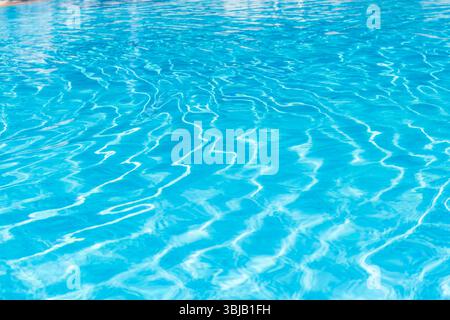 Splendida superficie blu turchese che riflette la luce del sole con piccole onde in piscina Foto Stock