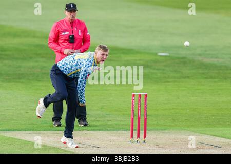 Birmingham, Regno Unito. 14 giugno 2025. #80, Dan Mousley del Warwickshire in azione bowling durante il Vitality T20 Blast match tra Bears e Nottinghamshire Outlaws all'Edgbaston Cricket Ground, Birmingham, Inghilterra, il 14 giugno 2025. Credito fotografico: Stuart Leggett/UKSP solo per uso editoriale, licenza richiesta per uso commerciale. Non utilizzare in scommesse, giochi o pubblicazioni di singoli club/campionato/giocatori. Crediti: UK Sports Pics Ltd/Alamy Live News Foto Stock