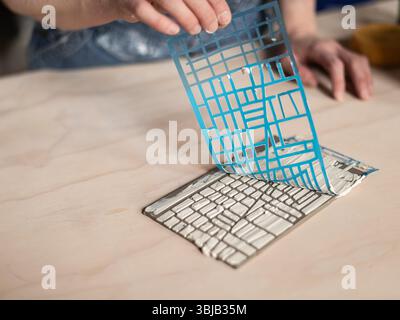 Dettaglio della ceramica in fase di realizzazione Foto Stock