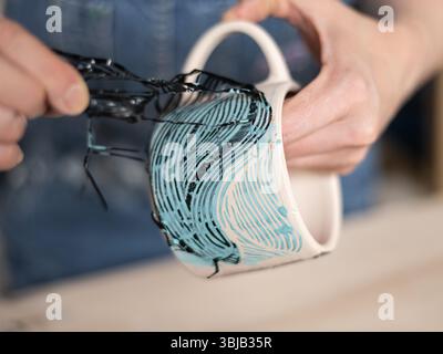 Dettaglio della ceramica in fase di realizzazione Foto Stock