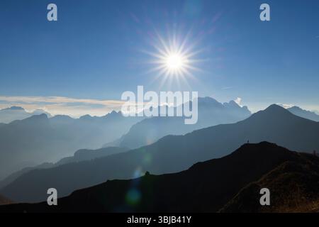 Il sole splende sulle Dolomiti a San Vito di Cadore, Italia Foto Stock