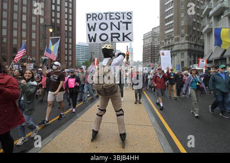 Philadelphia, Pennsylvania, Stati Uniti. 14 giugno 2025. Philadelphia, Pennsylvania 14 giugno 2025.migliaia di manifestanti hanno allagato il Center City a Philadelphia sabato per la protesta nazionale ''No Kings'', una risposta su larga scala alle recenti azioni dell'amministrazione Trump. (Credit Image: © Bruce Cotler/ZUMA Press Wire) SOLO PER USO EDITORIALE! Non per USO commerciale! Foto Stock