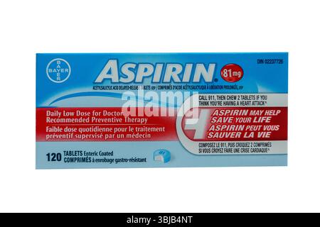 Compresse di aspirina per bambini a basso dosaggio Bayer 81 mg confezione al dettaglio Heart Condition Medicine, ritaglio isolato su sfondo bianco foto di scorta Foto Stock