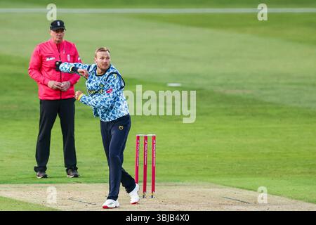 Birmingham, Regno Unito. 14 giugno 2025. #14, Danny Briggs del Warwickshire in azione bowling durante il Vitality T20 Blast match tra Bears e Nottinghamshire Outlaws all'Edgbaston Cricket Ground, Birmingham, Inghilterra, il 14 giugno 2025. Credito fotografico: Stuart Leggett/UKSP solo per uso editoriale, licenza richiesta per uso commerciale. Non utilizzare in scommesse, giochi o pubblicazioni di singoli club/campionato/giocatori. Crediti: UK Sports Pics Ltd/Alamy Live News Foto Stock