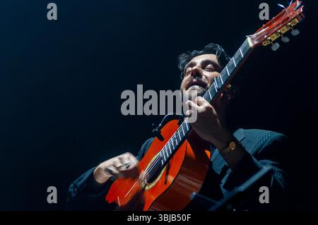 Barcellona, ​​Catalonia, 14° Spagna, giugno 2025. Festival Sónar 2025. Sónar di giorno. Yerai Cortés (ES) porta il suo rivoluzionario spettacolo "Guitarra Coral". Accompagnato da un coro di sei palme, il chitarrista nato ad Alicante riforma il flamenco per il XXI secolo. Si esibisce sul palco di SónarHall. Crediti: Cisco Pelay/Alamy Live News Foto Stock