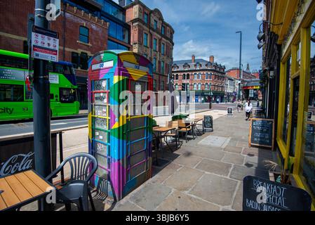 Un'iconica cabina telefonica K6 dipinta in colori arcobaleno su Bridge End, Leeds Foto Stock