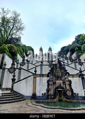Braga Portogallo marzo 29 2024 maestosa scalinata barocca di Bom Jesus do Monte con fontane ornate e simmetria scultorea che conduce alla sanctua Foto Stock