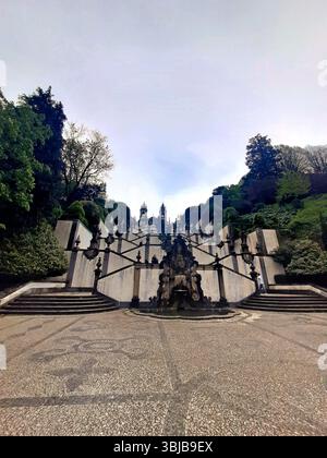 Braga Portogallo marzo 29 2024 maestosa scalinata barocca di Bom Jesus do Monte con fontane ornate e simmetria scultorea che conduce alla sanctua Foto Stock