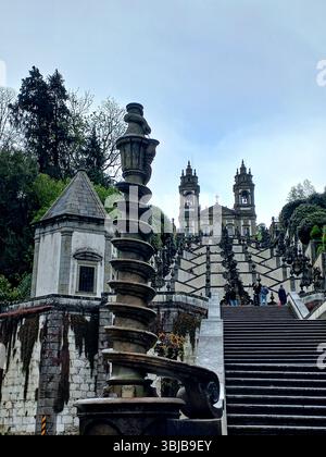 Braga Portogallo marzo 29 2024 maestosa scalinata barocca di Bom Jesus do Monte con fontane ornate e simmetria scultorea che conduce alla sanctua Foto Stock