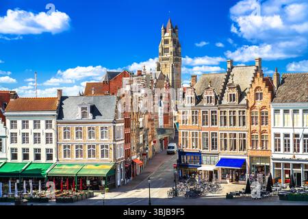 Tradizionali case colorate sulla piazza del mercato nel centro storico di Bruges, nel centro storico di Bruges, nella regione fiamminga, in Belgio Foto Stock