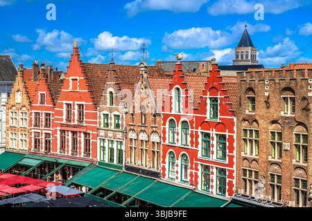 Tradizionali case colorate sulla piazza del mercato nel centro storico di Bruges, nel centro storico di Bruges, nella regione fiamminga, in Belgio Foto Stock