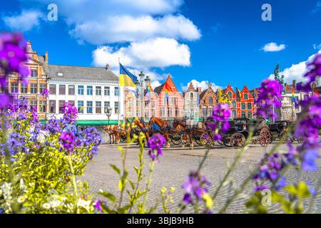 Tradizionali case colorate sulla piazza del mercato nel centro storico di Bruges, nel centro storico di Bruges, nella regione fiamminga, in Belgio Foto Stock