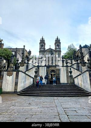 Braga Portogallo marzo 29 2024 maestosa scalinata barocca di Bom Jesus do Monte con fontane ornate e simmetria scultorea che conduce alla sanctua Foto Stock