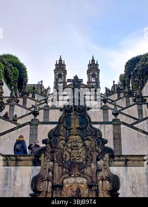 Braga Portogallo marzo 29 2024 maestosa scalinata barocca di Bom Jesus do Monte con fontane ornate e simmetria scultorea che conduce alla sanctua Foto Stock