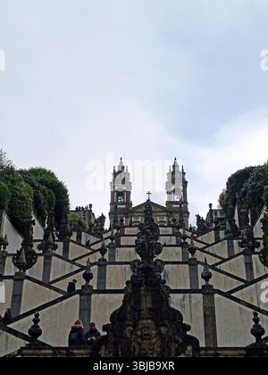 Braga Portogallo marzo 29 2024 maestosa scalinata barocca di Bom Jesus do Monte con fontane ornate e simmetria scultorea che conduce alla sanctua Foto Stock