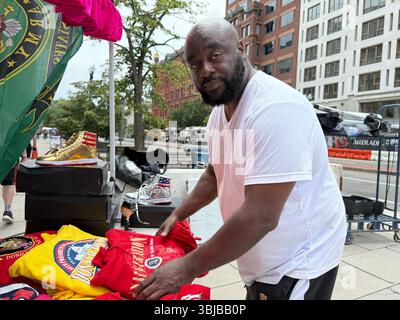 Washington, DC, USA. 14 giugno 2025. Jonas Williams lavora in uno stand con merchandising per il presidente degli Stati Uniti Trump e l'esercito degli Stati Uniti. Si vede come un sostenitore di Trump. Crediti: Franziska Spiecker/dpa/Alamy Live News Foto Stock