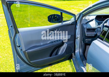 Sunrise, FL, USA - 13 giugno 2025: Veicolo elettrico ibrido a gas Toyota Prius 2025. Guardiano Gray. Foto Stock