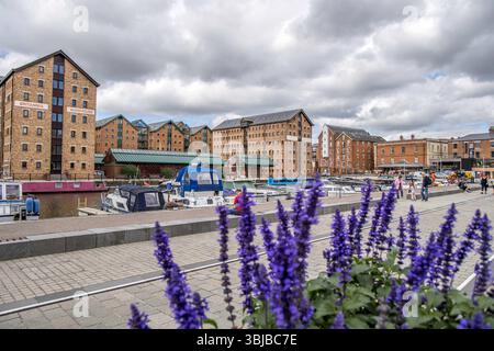 Gloucester, Regno Unito - 19 agosto 2023: Gloucester Docks at Sharpness Canal. I moli comprendono quindici magazzini vittoriani. Britannia e Albert Warehouse W. Foto Stock
