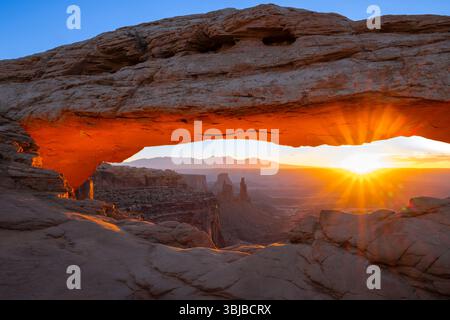 Sunrise, Mesa Arch, Canyonlands National Park, Sunrise, Utah, USA, di Dominique Braud/Dembinsky Photo Assoc Foto Stock