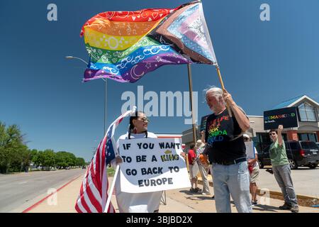 Manifestante presente alla "protesta di No King" nel Nebraska occidentale Foto Stock