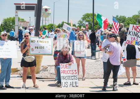 Manifestante presente alla "protesta di No King" nel Nebraska occidentale Foto Stock