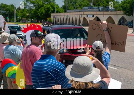 Manifestante presente alla "protesta di No King" nel Nebraska occidentale Foto Stock