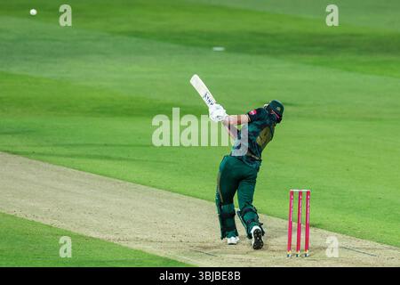 Birmingham, Regno Unito. 14 giugno 2025. #95, Daniel Sams del Nottinghamshire lo colpisce oltre il confine per 6 durante il Vitality T20 Blast match tra Bears e Nottinghamshire Outlaws all'Edgbaston Cricket Ground, Birmingham, Inghilterra, il 14 giugno 2025. Credito fotografico: Stuart Leggett/UKSP solo per uso editoriale, licenza richiesta per uso commerciale. Non utilizzare in scommesse, giochi o pubblicazioni di singoli club/campionato/giocatori. Crediti: UK Sports Pics Ltd/Alamy Live News Foto Stock