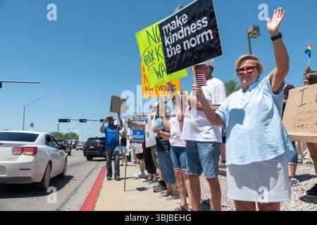 Manifestante presente alla "protesta di No King" nel Nebraska occidentale Foto Stock